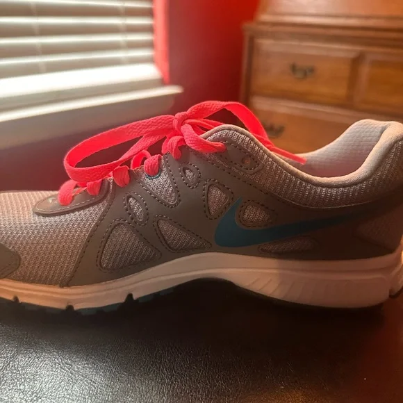 Nike Gray and Pink Sneakers with Sporty Design - Picture 6 of 12